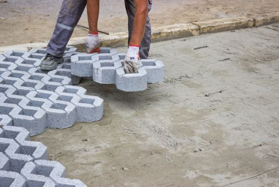 укладка газонной решетки из бетона