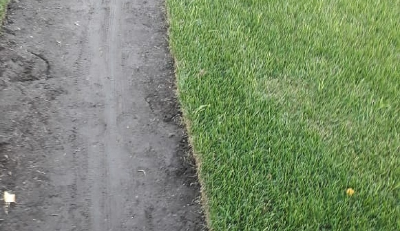 Пример монтажа дорожки и укладки плитки ретро в существующий газон
